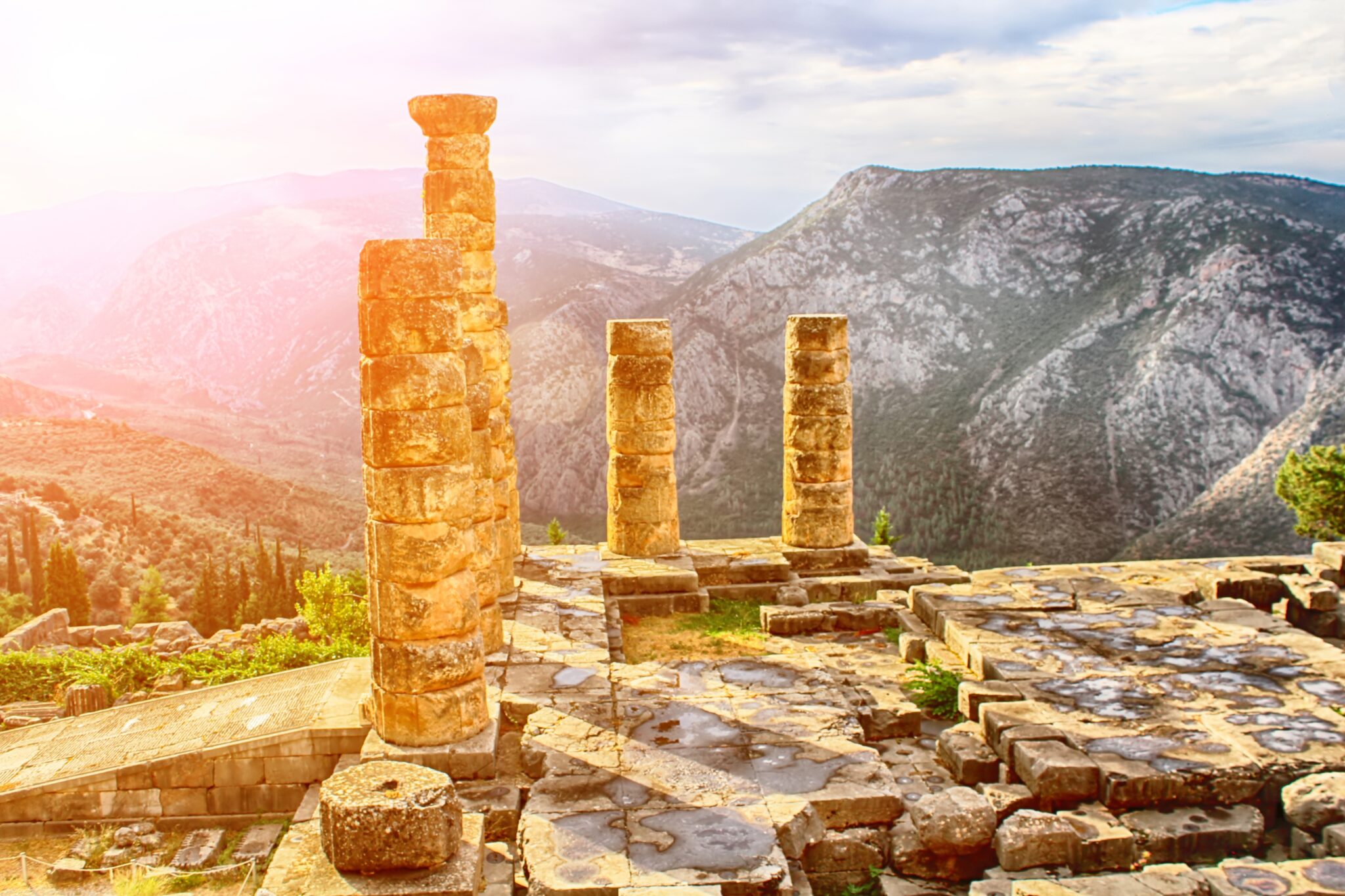 The,Temple,Of,Apollo,In,Delphi,,Greece.,Sunrise.,Sun,Beam